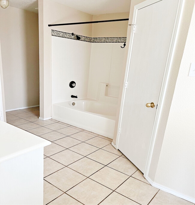 Building Photo - 4203 Lonesome Dove Dr