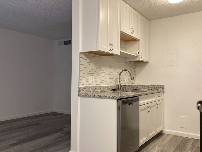 Building Photo - Recently Renovated 1BR! Lovely Kitchen, Ba...
