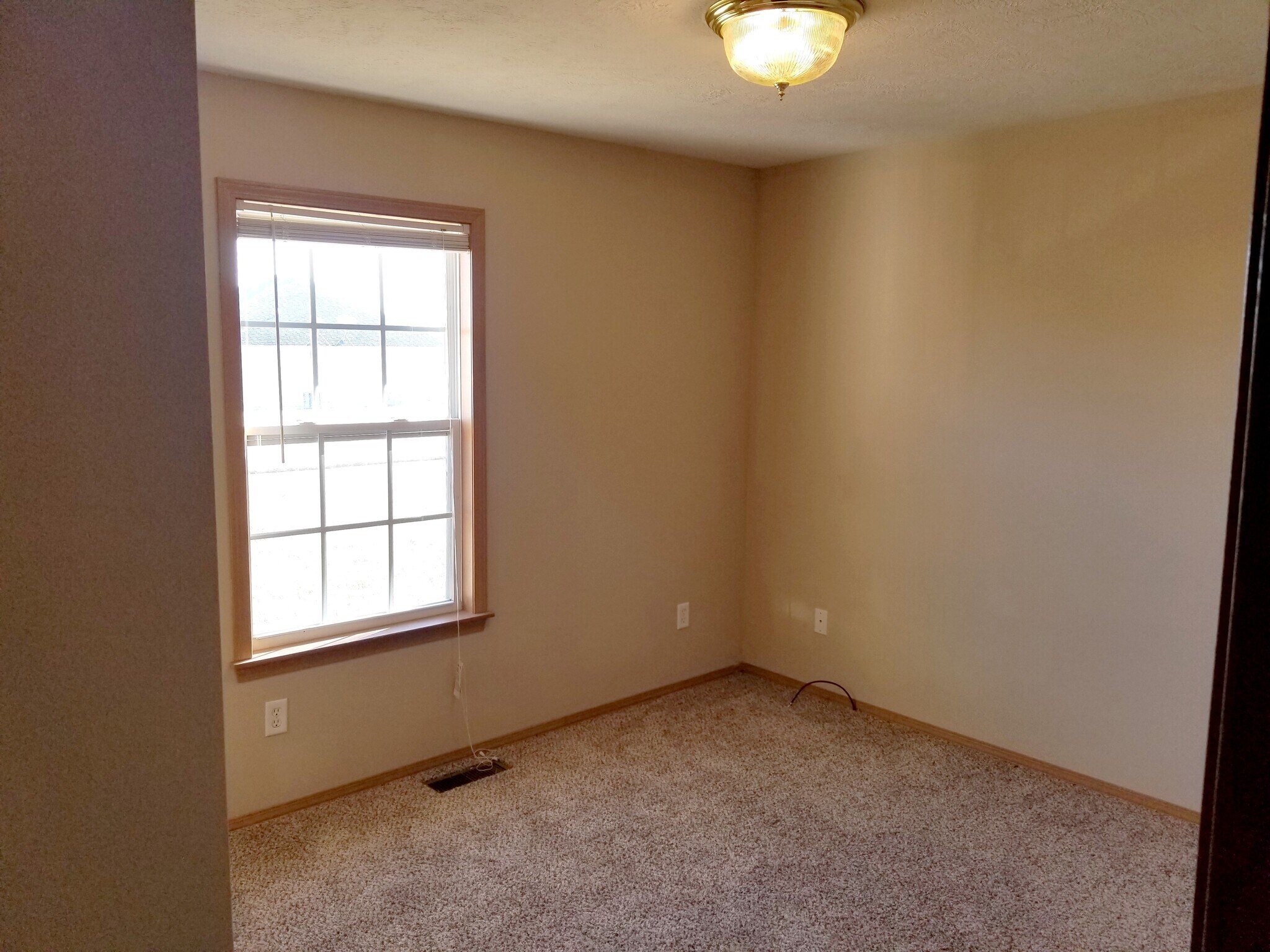 Building Photo - 813 N Pinewood Ave