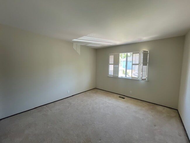 Building Photo - 27 Whitman Ct