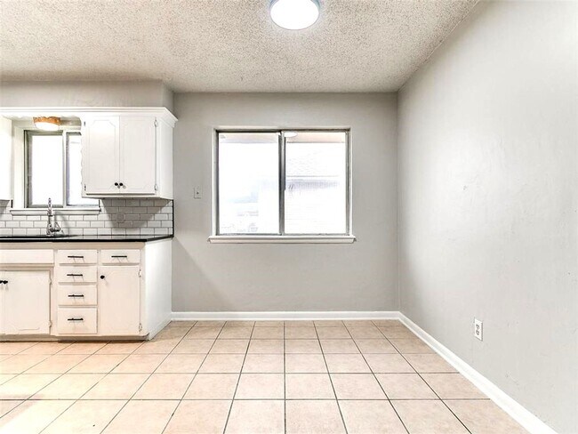 Building Photo - Super 4 Bed 1.5 Bath in the South Gate Addn in Moore, OK