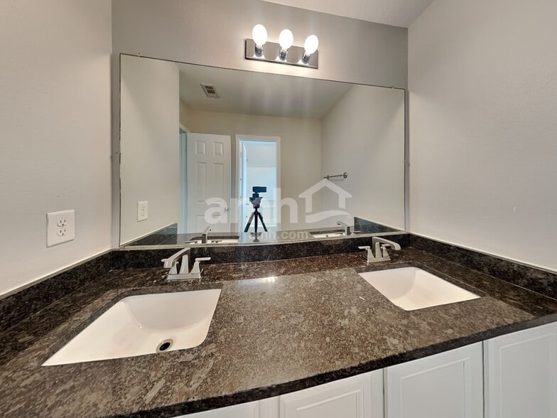 Building Photo - 13323 Ambrosa Dr