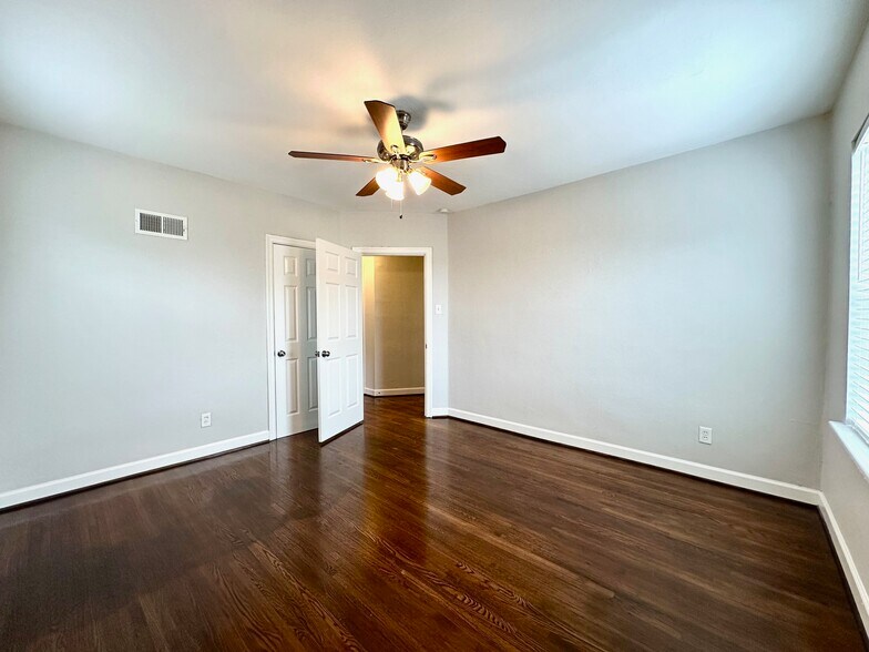 Building Photo - 4633 Jamieson Ave
