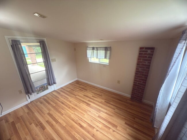 Building Photo - Charming 3-Bedroom Home + Bonus Room in Prime Niskayuna Location!