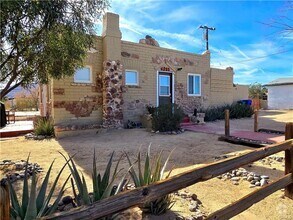 Building Photo - Eclectic 2 Bedroom 1 Bathroom with 2 Offic...