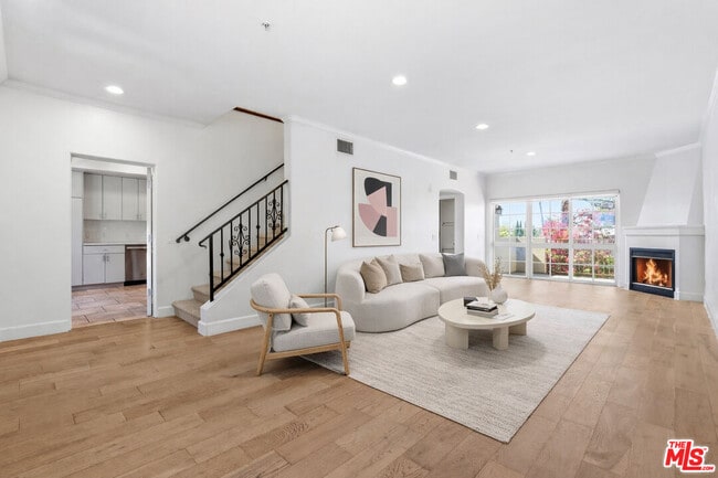 Building Photo - 851 N San Vicente Blvd