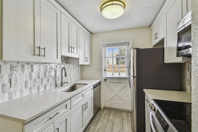 Building Photo - 208 Danube Ave