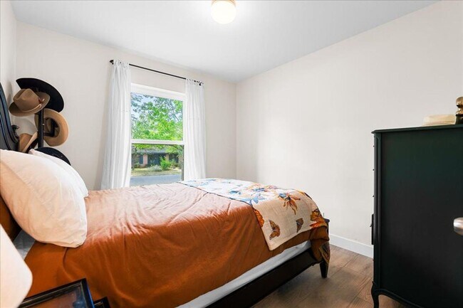 Building Photo - 1808 Forest Hill Dr