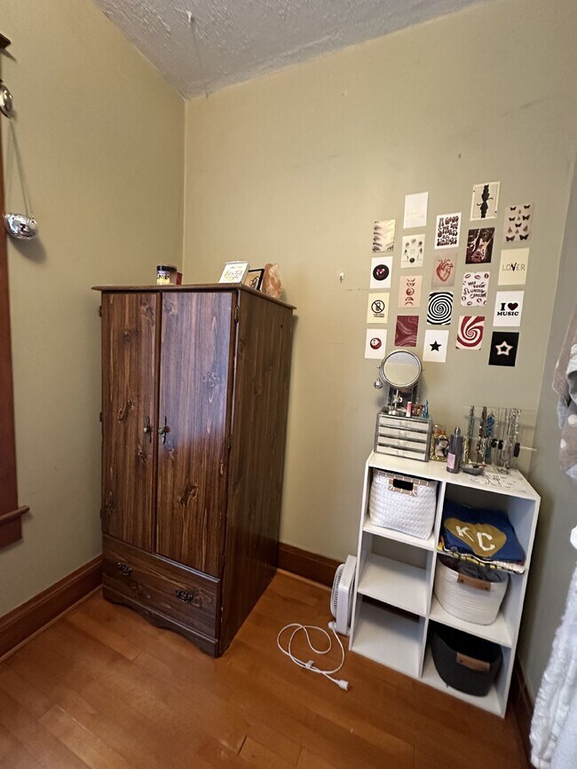 Building Photo - Nice 3 Bed 1 Bath near UWEC! Available Jun...