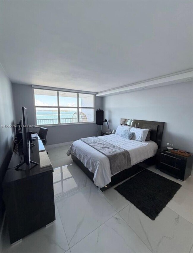 Building Photo - 1420 Brickell Bay Dr