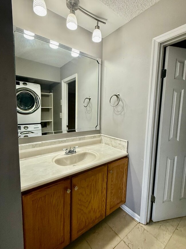 Building Photo - 2BD/2BA Condo in Greenbrier Neighborhood of Chesapeake - Backs up to Golf Course, Walking Trails!