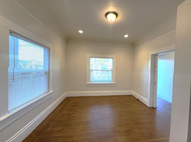 Building Photo - 1522