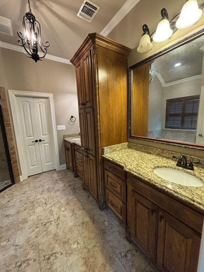 Building Photo - Large 4 Bedroom Home in Benton