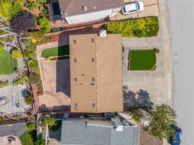 Building Photo - Charming Single-Family Home in a Desirable...