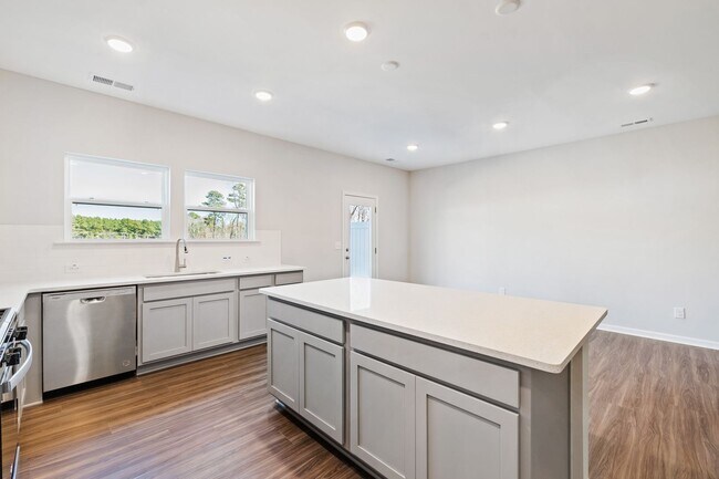 Building Photo - Luxurious 3-Bedroom Townhome Living in the...