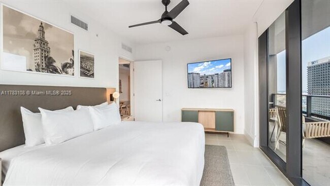 Building Photo - 601 NE 1st Ave