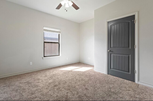 Building Photo - 4 bed 2 bath in North Pointe now available