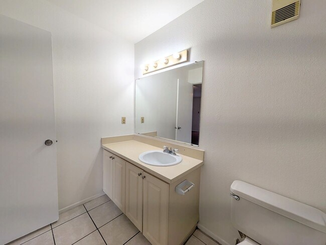 Building Photo - Bright & Well-Located 1BR/1BA Condo – Kendall Area