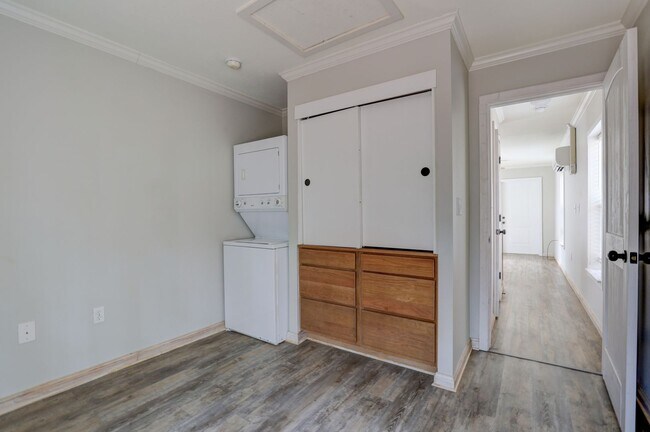 Building Photo - PRICE DEDUCTION! 1 Bedroom/ 1 Bathroom ava...
