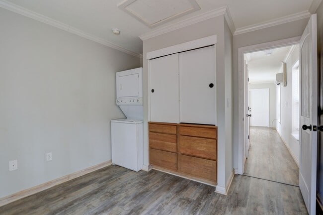 Building Photo - PRICE REDUCTION! 1 Bedroom/ 1 Bathroom ava...