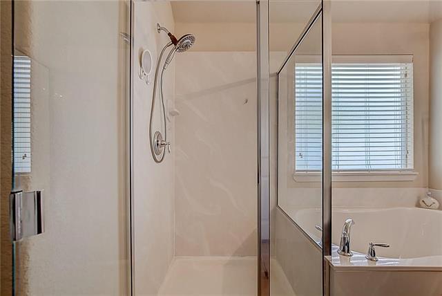 Building Photo - 5009 Holliday Dr