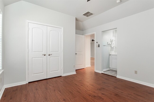 Building Photo - 2000 Le Mans Dr