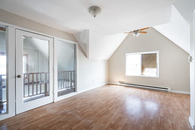 Building Photo - Beautiful 3 Bedroom + Den 2 Full Bath Uppe...