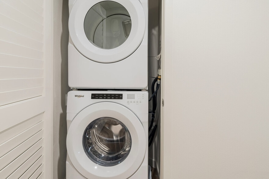 Building Photo - 2333 Calle Del Mundo