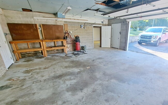 Building Photo - 3 Bed / 1-1/2 Bath Single Family Home