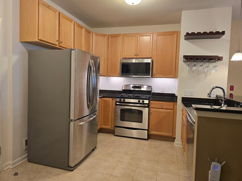 Building Photo - 350 W Elm St