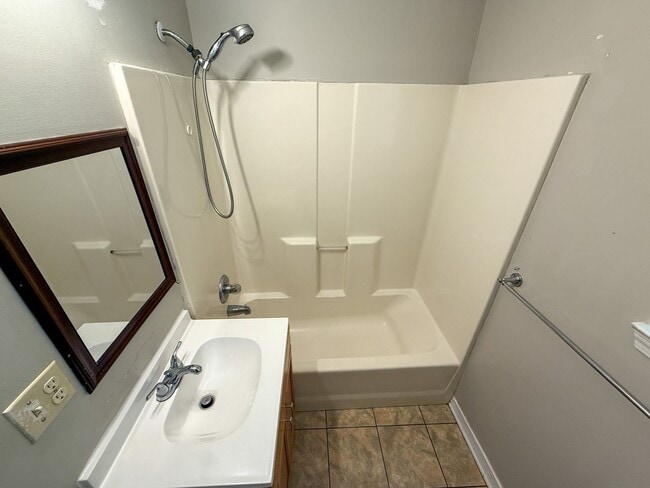 Building Photo - 3 bedroom 1.5 bath home with bonus room av...