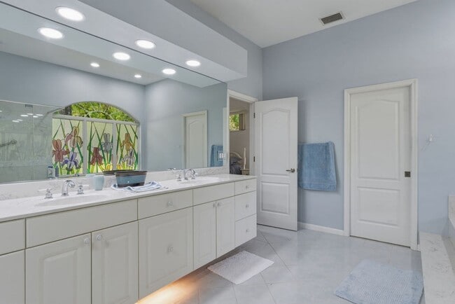 Building Photo - Must See Immaculate 3/2 Rainbow Springs with Lanai