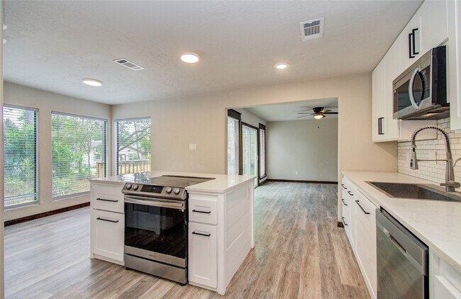 Building Photo - 712 Player Ct