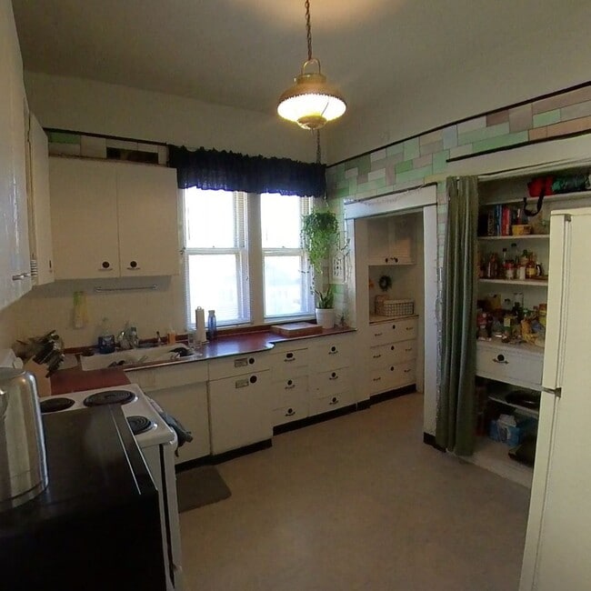 Building Photo - 521 E 2nd St