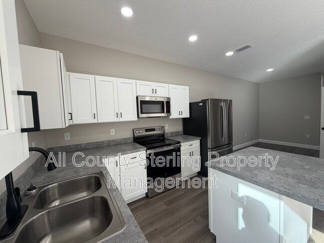 Building Photo - 1390 SE Magnolia Loop