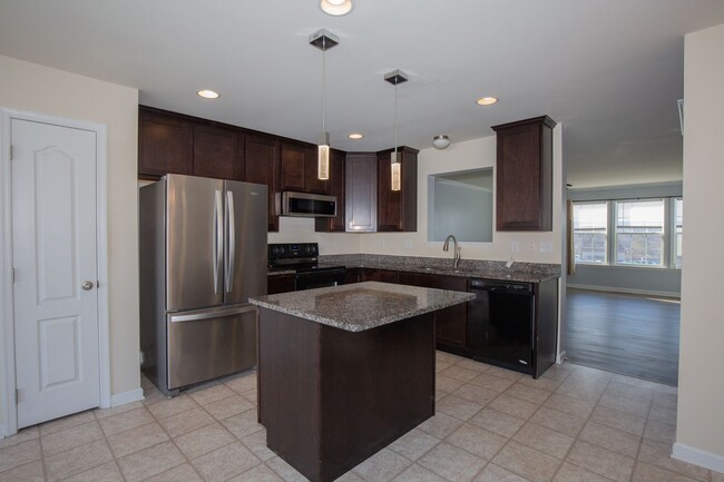 Building Photo - 3 bed, 2full/2 half bath Townhome in Marti...