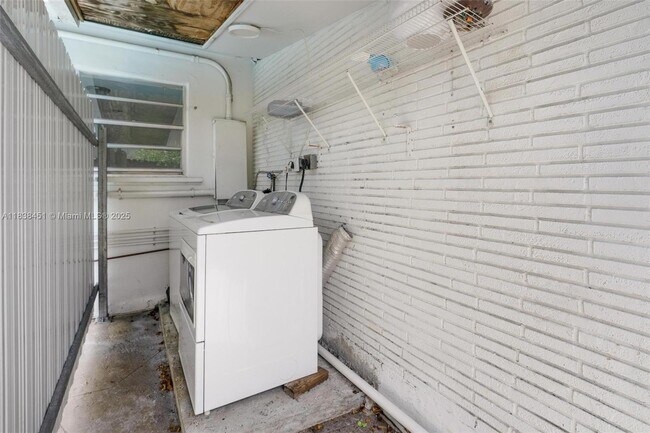Building Photo - 700 SW 67th Ave