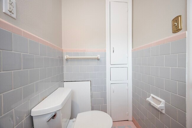 Building Photo - 1018 W 31st St