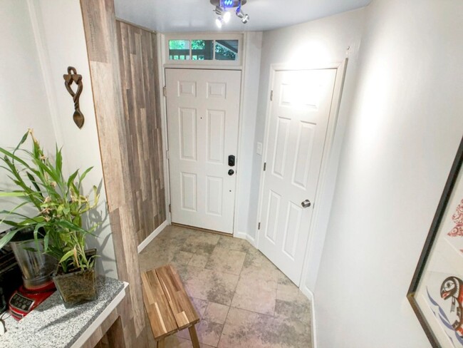 Building Photo - Beautiful Updated 2BR/2BA Condo Near Beltline