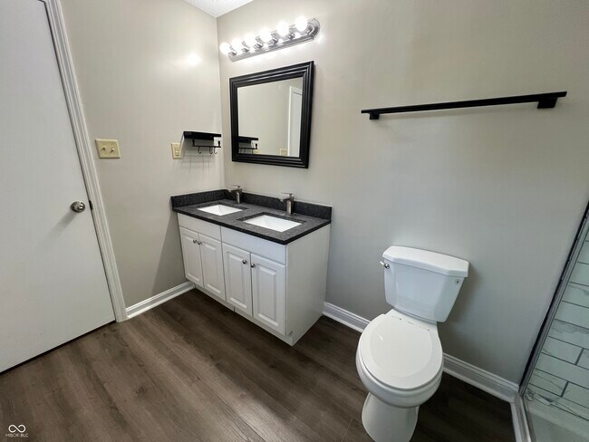 Building Photo - 4343 W Fairview Rd