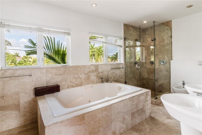 Building Photo - 1700 Bay Dr