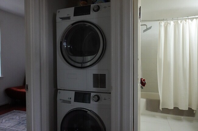 Building Photo - 2001 Fort Davis St SE