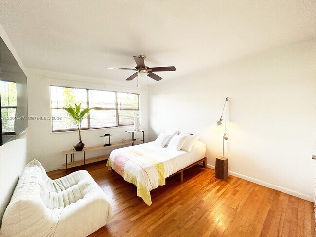 Building Photo - 1255 Marseille Dr