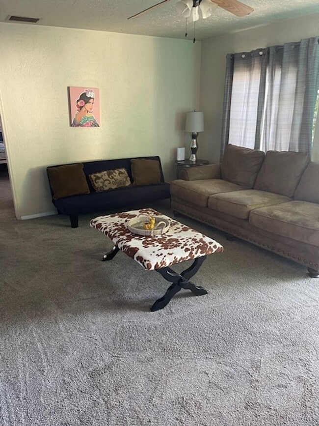 Building Photo - 1023 N Mesa