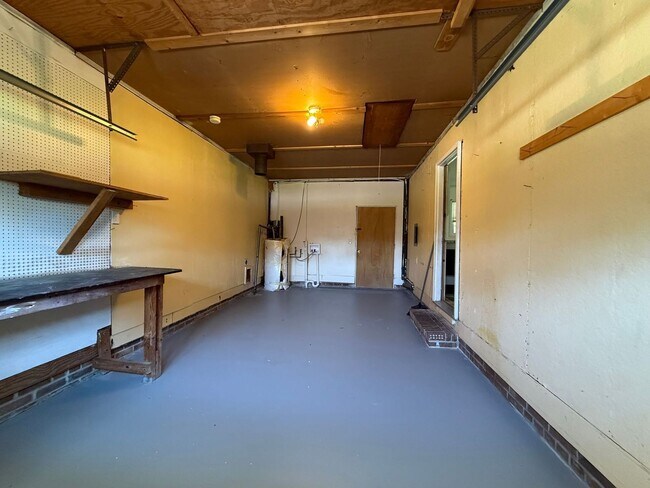 Building Photo - 3 Bedroom 2 Bathroom