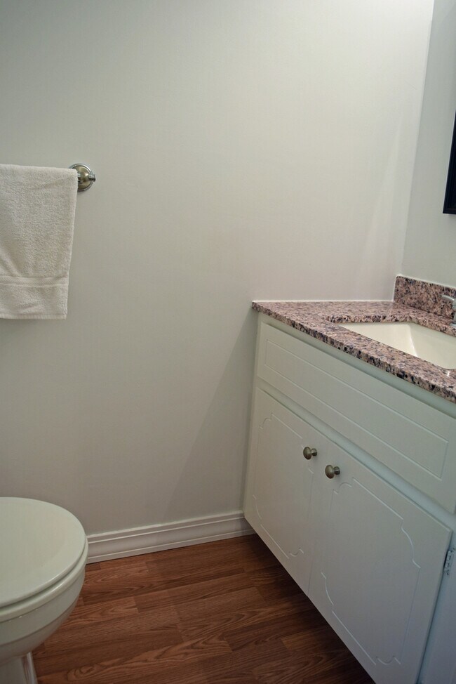 Building Photo - Sharp 2 bedroom, 2 1/2 bath with basement ...