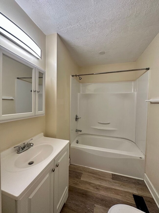 Building Photo - 717 Golfview Dr