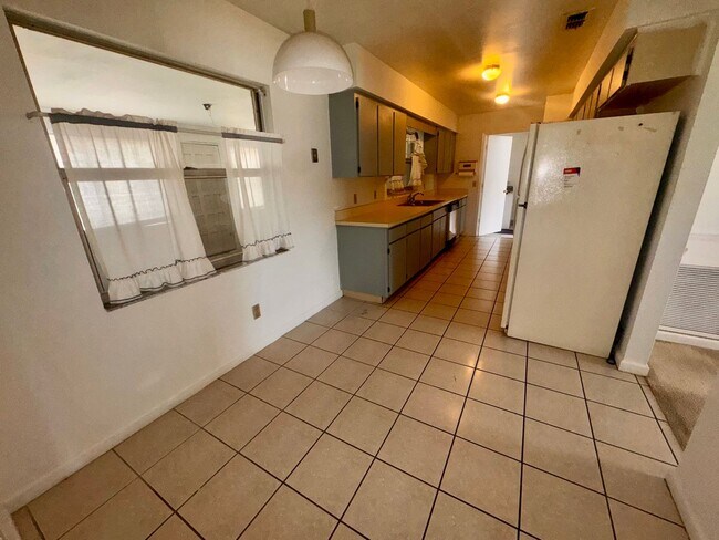 Building Photo - 3 bedroom 2 bath home with solar panels, workshop, large backyard and Florida Room!