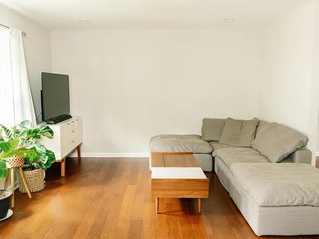 Building Photo - 15 Woodstock Ln