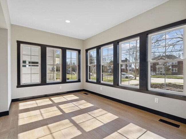 Building Photo - South Grandview